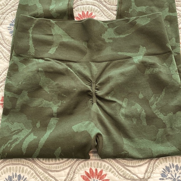 Gymshark Adapt Seamless Leggings  green camo, Medium - Picture 9 of 11